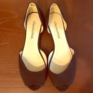 Peek-a-boo toe flats in black